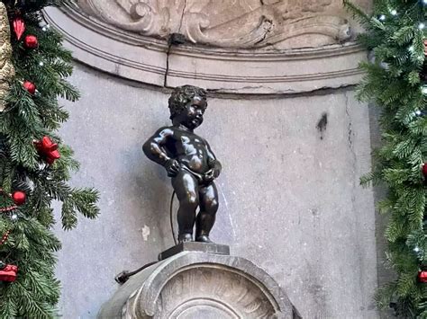 niños haciendo pipi en un arbol|El Manneken Pis, símbolo de Bruselas